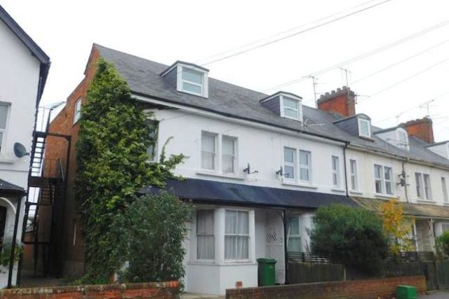  Image of 2 Bedroom Flat for sale in Newbury, RG14 at Craven Road, Newbury, RG14
