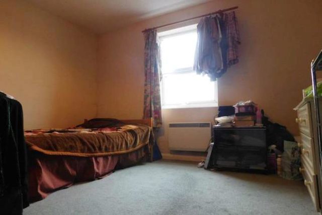  Image of 2 Bedroom Flat for sale in Newbury, RG14 at Craven Road, Newbury, RG14