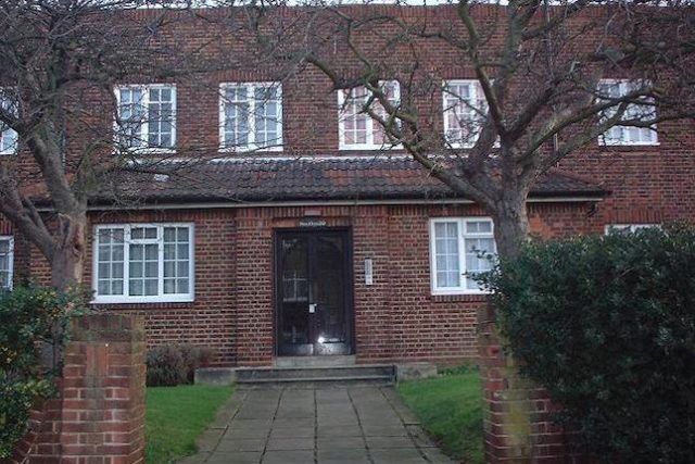 Image of 2 Bedroom Flat to rent at Queens Road, Hendon NW4