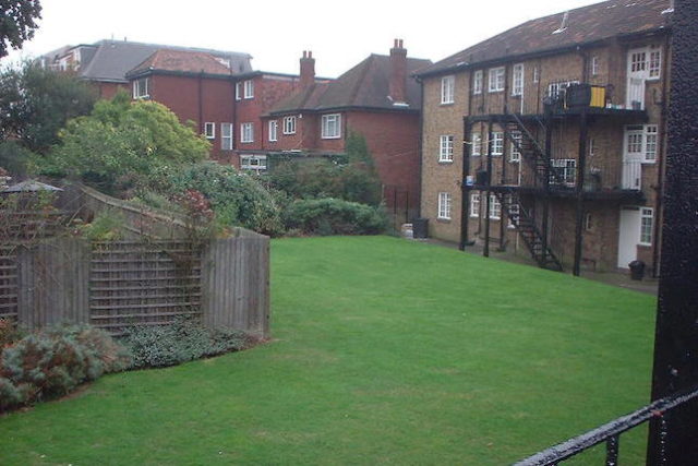  Image of 2 Bedroom Flat to rent at Queens Road, Hendon NW4