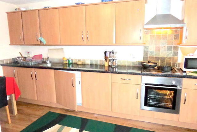  Image of 2 Bedroom Farm House to rent at Southern Avenue, Feltham TW14