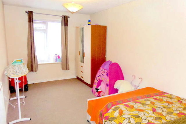  Image of 2 Bedroom Farm House to rent at Southern Avenue, Feltham TW14