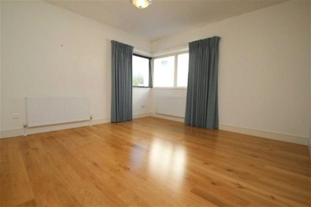  Image of 2 Bedroom Flat to rent at Ravensbourne Road, Bromley, Kent BR1