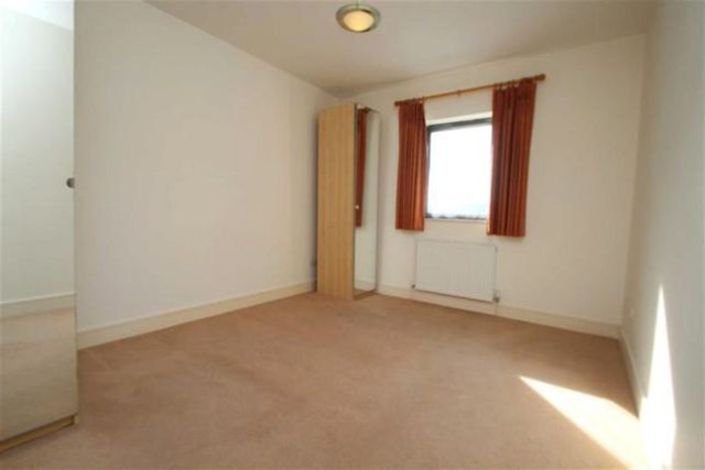  Image of 2 Bedroom Flat to rent at Ravensbourne Road, Bromley, Kent BR1