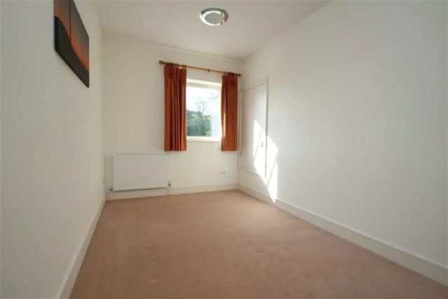  Image of 2 Bedroom Flat to rent at Ravensbourne Road, Bromley, Kent BR1