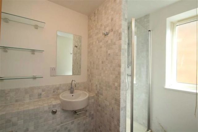  Image of 2 Bedroom Flat to rent at Ravensbourne Road, Bromley, Kent BR1