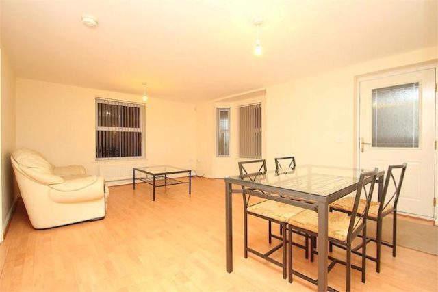  Image of 2 Bedroom Flat to rent at Parsons Road, Langley, Berkshire SL3