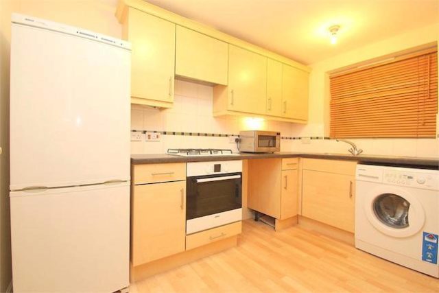  Image of 2 Bedroom Flat to rent at Parsons Road, Langley, Berkshire SL3