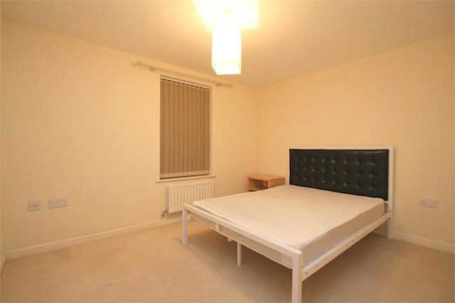  Image of 2 Bedroom Flat to rent at Parsons Road, Langley, Berkshire SL3