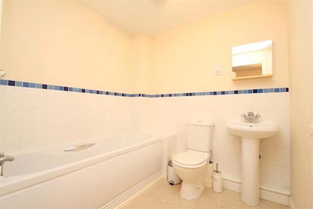  Image of 2 Bedroom Flat to rent at Parsons Road, Langley, Berkshire SL3