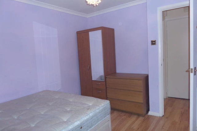  Image of 2 Bedroom Flat to rent at Burket Close, Southall UB2