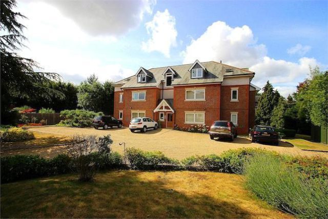  Image of 2 Bedroom Flat to rent at Lawn Close, Datchet, Berkshire SL3