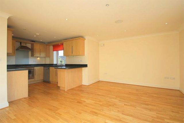  Image of 2 Bedroom Flat to rent at Lawn Close, Datchet, Berkshire SL3
