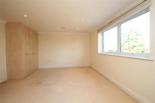  Image of 2 Bedroom Flat to rent at Lawn Close, Datchet, Berkshire SL3