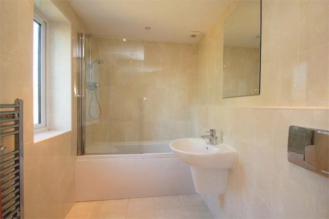  Image of 2 Bedroom Flat to rent at Lawn Close, Datchet, Berkshire SL3