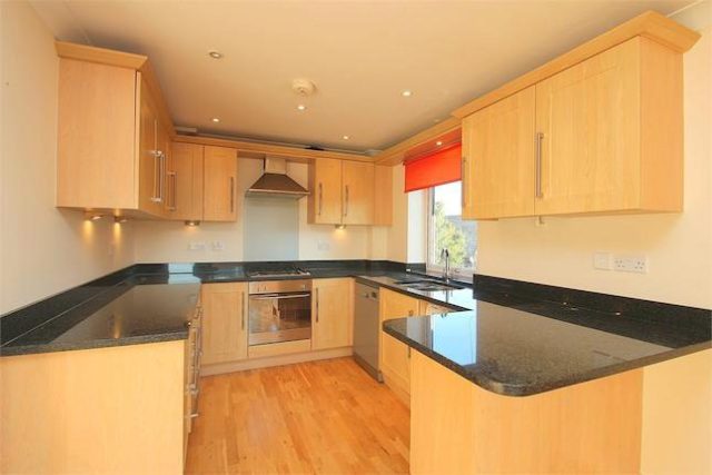 Image of 2 Bedroom Flat to rent at Lawn Close, Datchet, Berkshire SL3