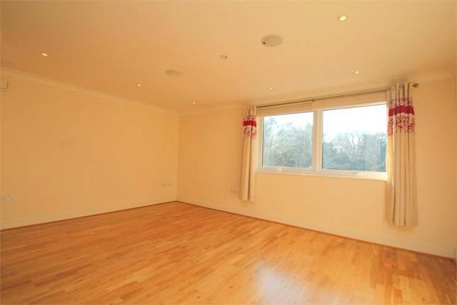  Image of 2 Bedroom Flat to rent at Lawn Close, Datchet, Berkshire SL3