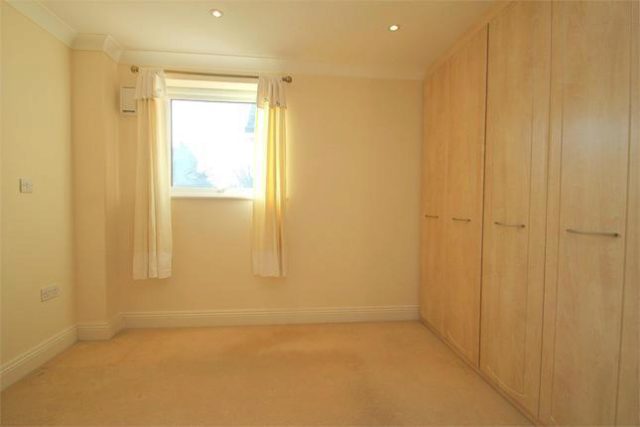  Image of 2 Bedroom Flat to rent at Lawn Close, Datchet, Berkshire SL3