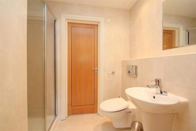 Image of 2 Bedroom Flat to rent at Lawn Close, Datchet, Berkshire SL3