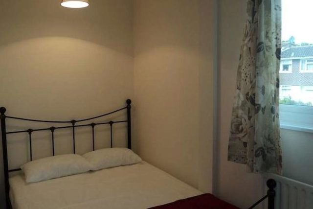  Image of 1 Bedroom Room to rent at Rowan Close, Guildford GU1