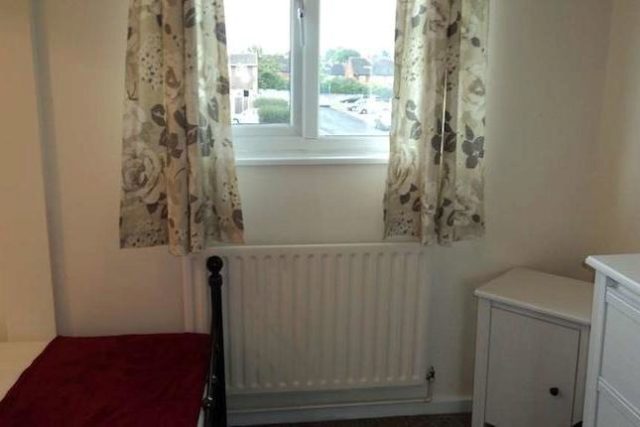  Image of 1 Bedroom Room to rent at Rowan Close, Guildford GU1