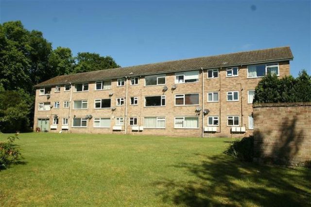  Image of 1 Bedroom Flat to rent at Willow Grove, Chislehurst, Kent BR7