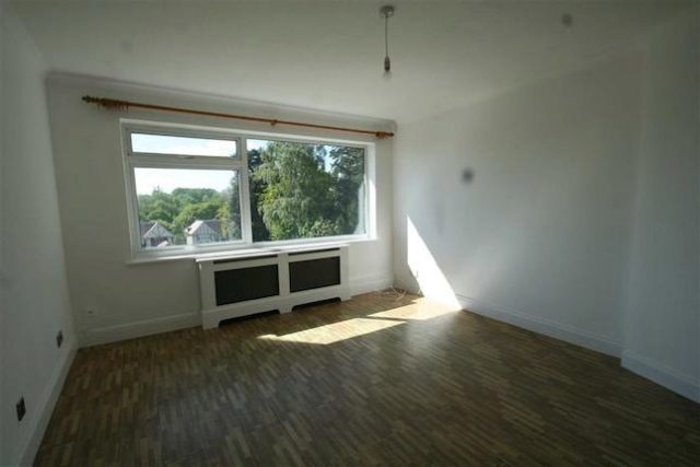  Image of 1 Bedroom Flat to rent at Willow Grove, Chislehurst, Kent BR7