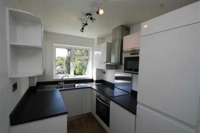  Image of 1 Bedroom Flat to rent at Willow Grove, Chislehurst, Kent BR7