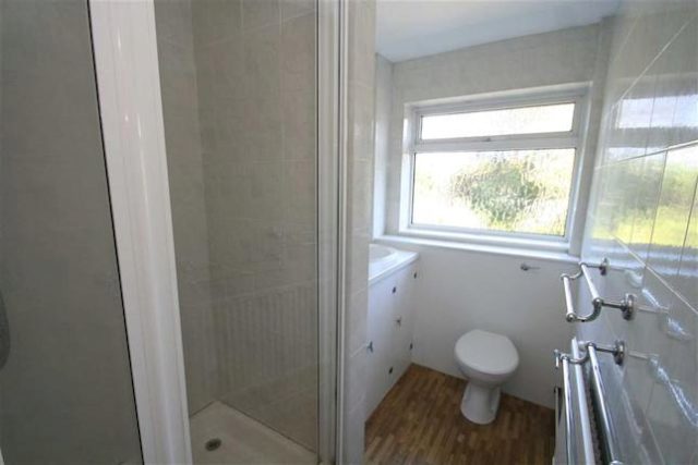  Image of 1 Bedroom Flat to rent at Willow Grove, Chislehurst, Kent BR7