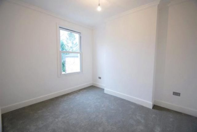  Image of 2 Bedroom Flat for sale at Cheshire Road, Bowes Park, London N22