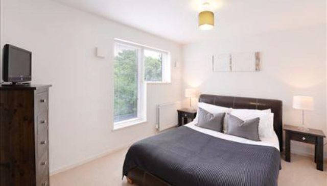  Image of 2 Bedroom Flat to rent at Kew Bridge Court, London W4