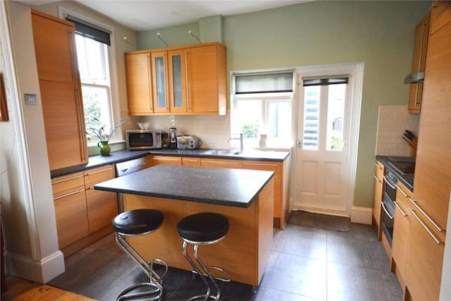  Image of 2 Bedroom Maisonette to rent at Crescent Road, Alexandra Park, London N22