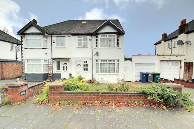  Image of 4 Bedroom Semi-Detached for sale at Warwick Avenue, Edgware HA8