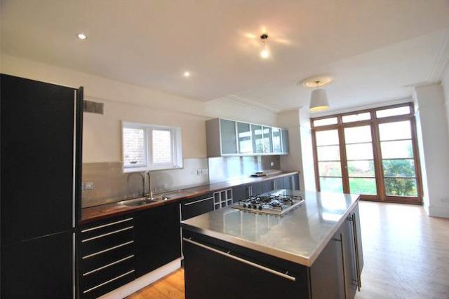  Image of 4 Bedroom Terraced to rent at Elvendon Road, Bounds Green, London N13