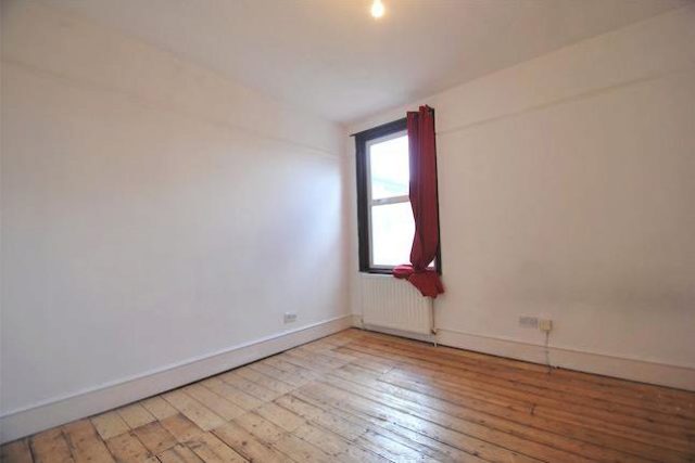  Image of 4 Bedroom Terraced to rent at Elvendon Road, Bounds Green, London N13