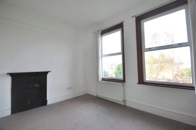  Image of 4 Bedroom Terraced to rent at Elvendon Road, Bounds Green, London N13