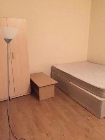  Image of Studio to rent at Golders Green Road, London NW11