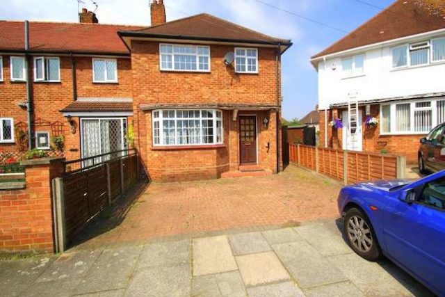  Image of 4 Bedroom Semi-Detached to rent at Bryony Close, Uxbridge, Middlesex UB8