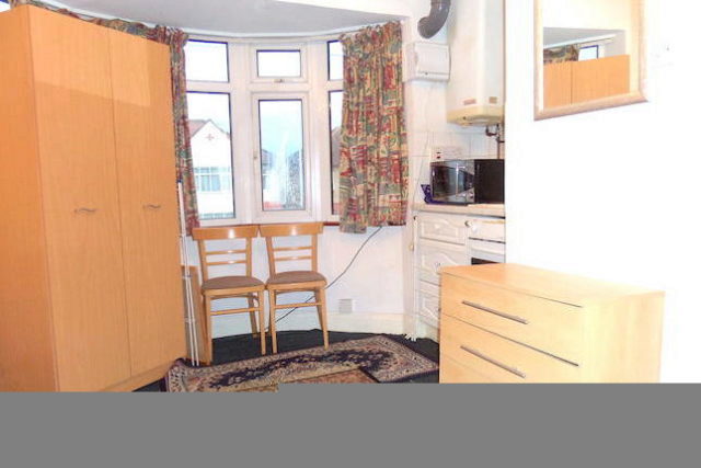  Image of Studio to rent at Catherine Gardens, Hounslow TW3