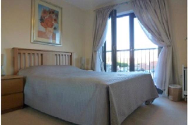  Image of 2 Bedroom Flat to rent at Raven Close, Watford WD18