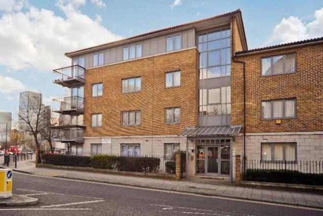  Image of 2 Bedroom Flat to rent at Compass Point, Limehouse E14