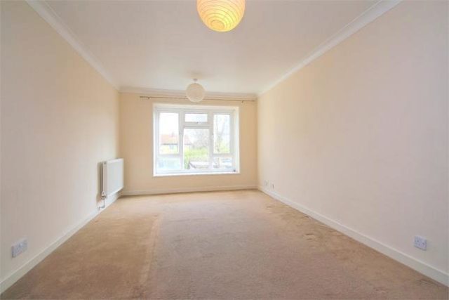  Image of 1 Bedroom Flat to rent at Redfern Close, Uxbridge, Middlesex UB8