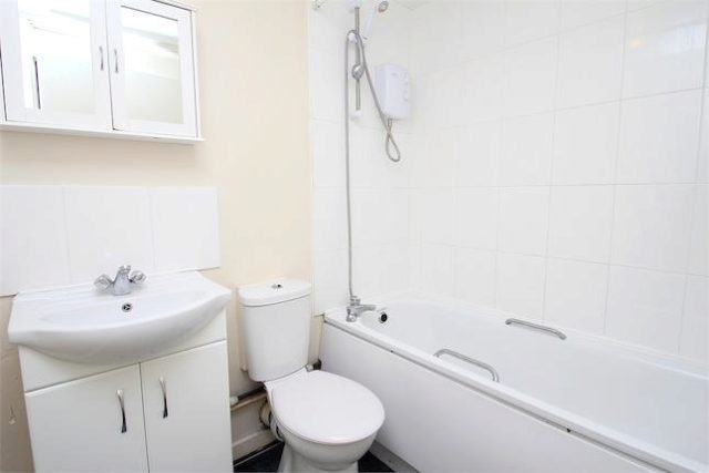  Image of 1 Bedroom Flat to rent at Redfern Close, Uxbridge, Middlesex UB8