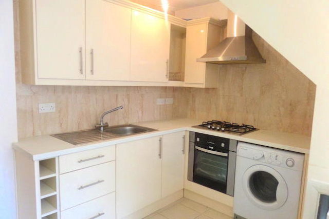  Image of 2 Bedroom Flat to rent at Inwood Road, Hounslow TW3