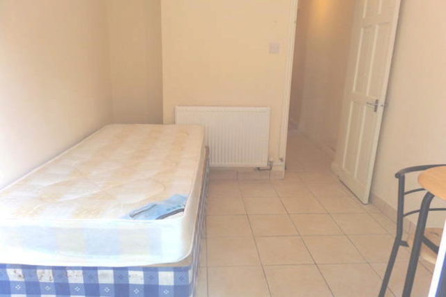  Image of 2 Bedroom Flat to rent at Inwood Road, Hounslow TW3