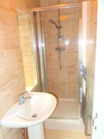  Image of 2 Bedroom Flat to rent at Inwood Road, Hounslow TW3