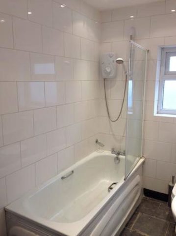  Image of 4 Bedroom Semi-Detached to rent at The Vale, London NW11