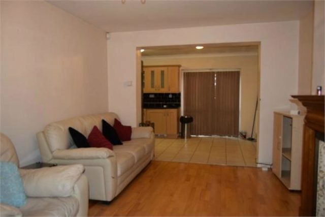  Image of 4 Bedroom Terraced to rent at Elmdon Road, Hounslow, Middlesex TW4