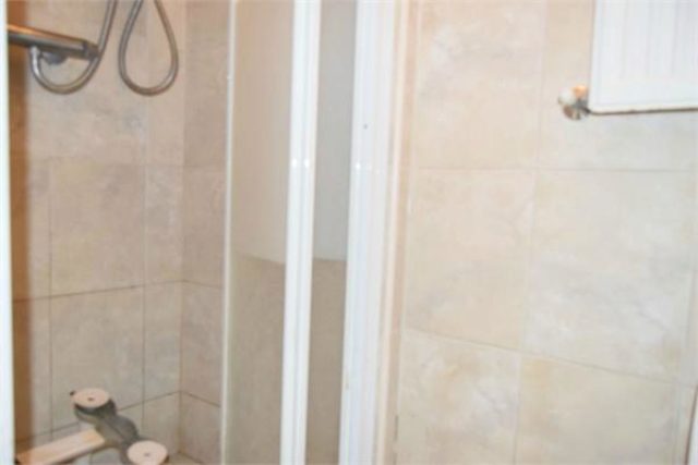  Image of 4 Bedroom Terraced to rent at Elmdon Road, Hounslow, Middlesex TW4