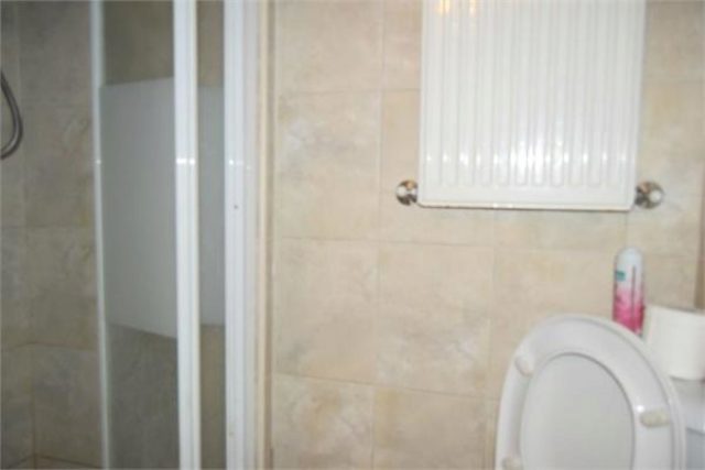  Image of 4 Bedroom Terraced to rent at Elmdon Road, Hounslow, Middlesex TW4